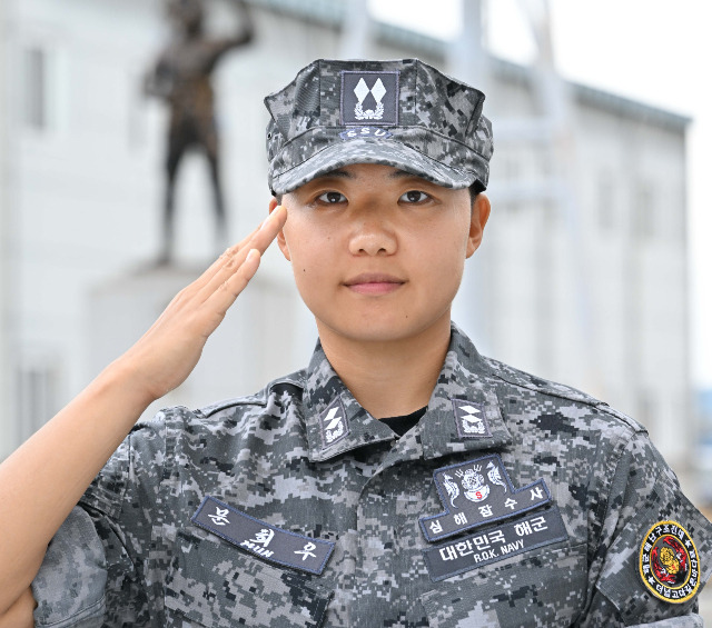 대한민국 해군 최초로 여성 심해잠수사가 된 문희우 중위. / 사진=해군