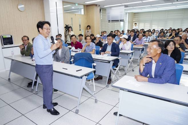 강기정 광주광역시장이 29일 오후 광산구 광주시농업기술센터에서 농업인들과 ‘도시와 농촌이 상생하는 광주’를 주제로 소통의 시간을 갖고 있다./사진=광주시