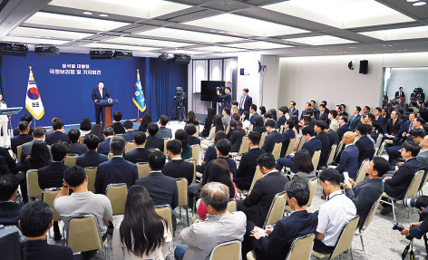 윤석열 대통령이 29일 서울 용산 대통령실 청사에서 수많은 취재진 앞에서 국정브리핑 및 기자회견을 하고 있다. [연합]