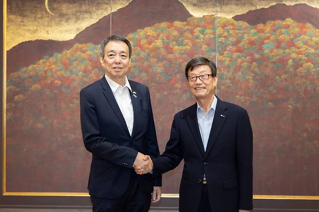 윤진식(오른쪽) 한국무역협회 회장이 미즈시마 고이치 주한일본대사와 기념 촬영을 하는 모습. [한국무역협회 제공]