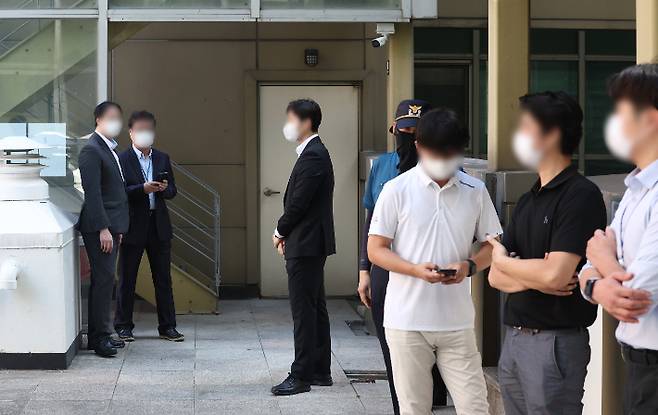 경찰이 30일 국가보안법 위반 혐의로 압수수색 중인 서울 종로구 민중민주당 당사에 대한 출입을 통제하고 있다. 연합뉴스