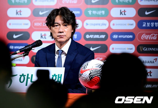 [OSEN=지형준 기자] 홍명보 감독이 이끄는 축구대표팀이 26일 오전 서울 종로구 신문로 축구회관에서 2026 FIFA 북중미 월드컵 3차 예선 명단발표 기자회견이 열렸다.홍명보 감독이 질문에 답을 하고 있다. 2024.08.26 / jpnews@osen.co.kr