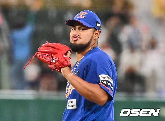 [OSEN=부산, 이석우 기자] 29일 부산 사직야구장에서 2024 신한 SOL 뱅크 KBO 리그 롯데 자이언츠와 한화 이글스의 경기가 열렸다. 홈팀 롯데는 윌커슨이 선발 출전하고 한화는 바리아가 선발 출전했다.한화 이글스 선발 투수 바리아가 1회 무사 만루 실점위기를 만들고 아쉬워하고 있다. 2024.08.29 / foto0307@osen.co.kr