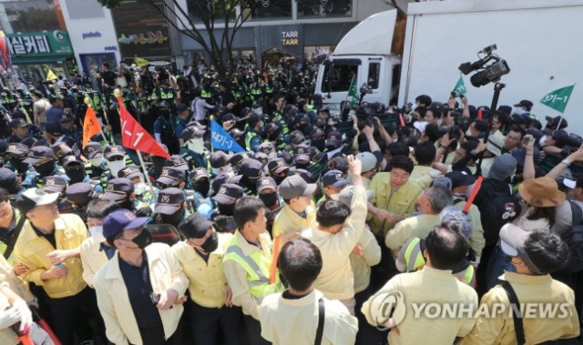 ▲ 지난해 대구 중구 대중교통전용지구에서 열린 대구퀴어문화축제 행정대집행 현장이 경찰과 공무원간의 충돌로 혼잡한 모습을 보이고 있다. ⓒ 연합뉴스