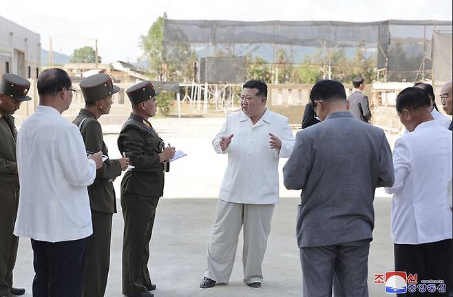 지방 공장 건설 현장을 현지 지도하며 무엇인가를 지시하고 있는 김정은