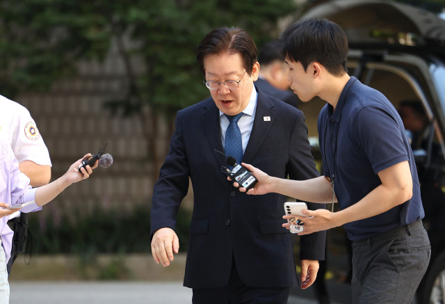 이재명 더불어민주당 대표가 30일 오전 서울 서초구 서울중앙지법에서 열린 '대장동 배임·성남FC 뇌물' 혐의 관련 1심 속행 공판에 출석하고 있다. 연합뉴스