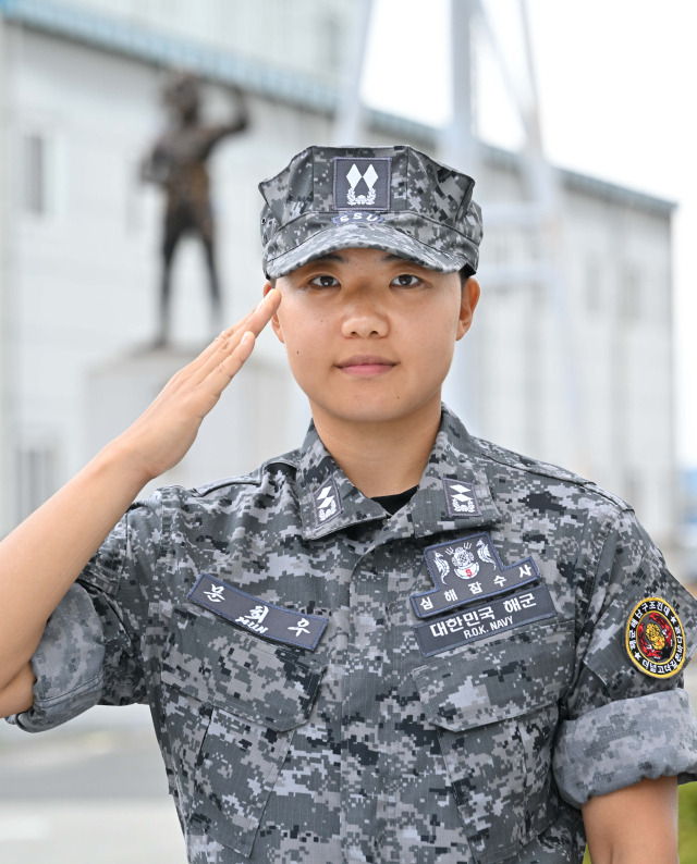 여군 최초로 심해잠수사(SSU)가 된 문희우 중위가 ‘세계 최강 SSU’ 동상 앞에서 경례를 하고 있다. 사진 제공=해군