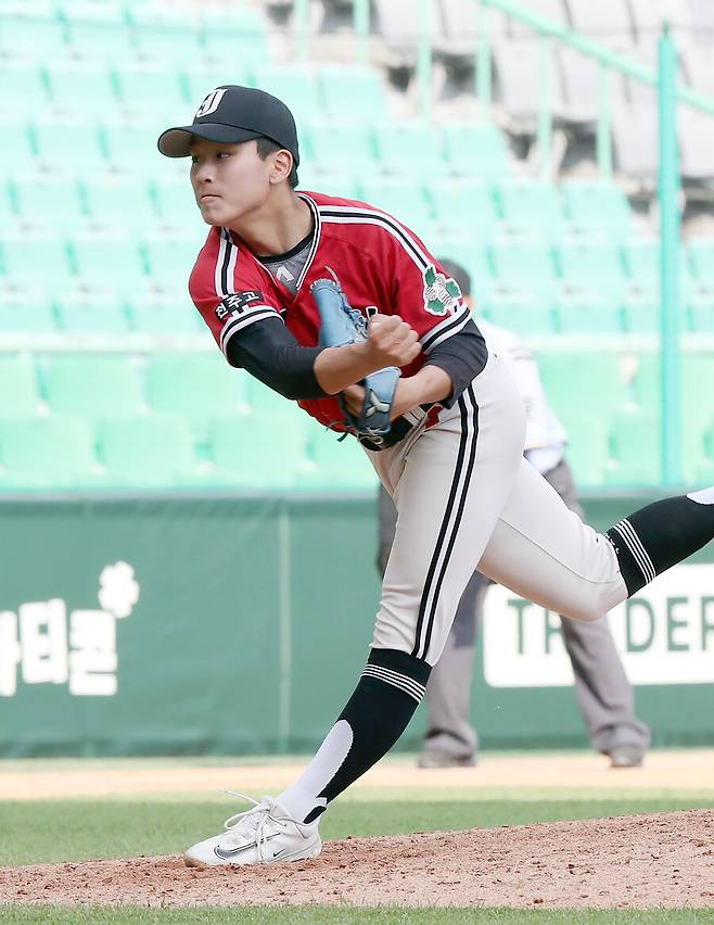 ▲전주고 박시현이 봉황대기 준결승 덕수고전에 선발 등판해 호투를 펼쳤다. 사진은 4월 열린 신세계 이마트배 대회 때 박시현의 모습. ⓒSSG 랜더스