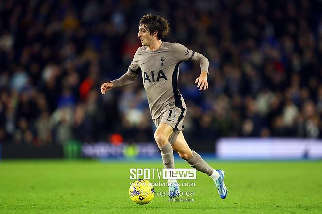 ▲ 지난 시즌에는 토트넘 소속으로 1시즌을 소화했지만, 별다른 영향력이 없었다. 14라운드 맨체스터 시티전에서는 패스 타이밍이 늦자, 손흥민이 분노하며 힐에게 꾸중하는 모습이 중계 화면에 잡히기도 했다.