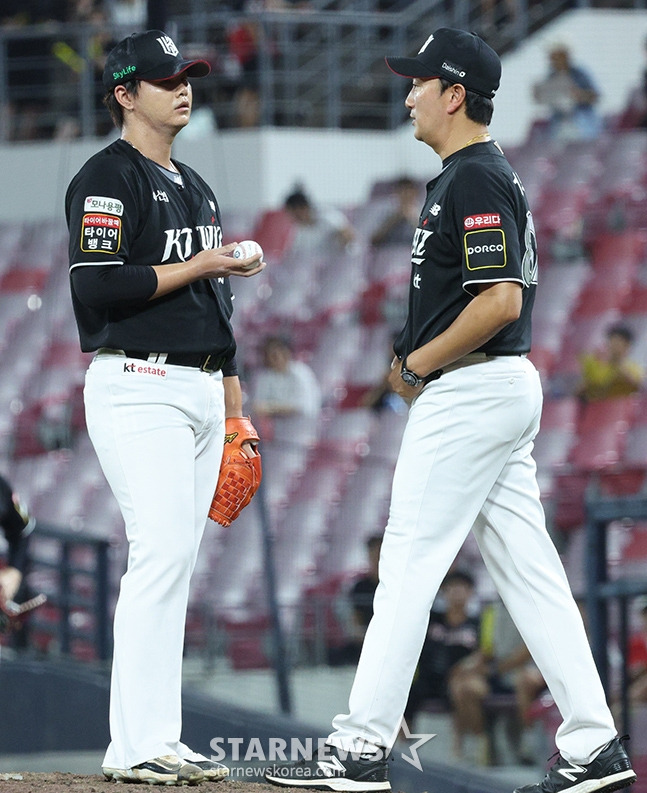 KT 위즈 투수 김민(왼쪽). /사진=KT 위즈 제공