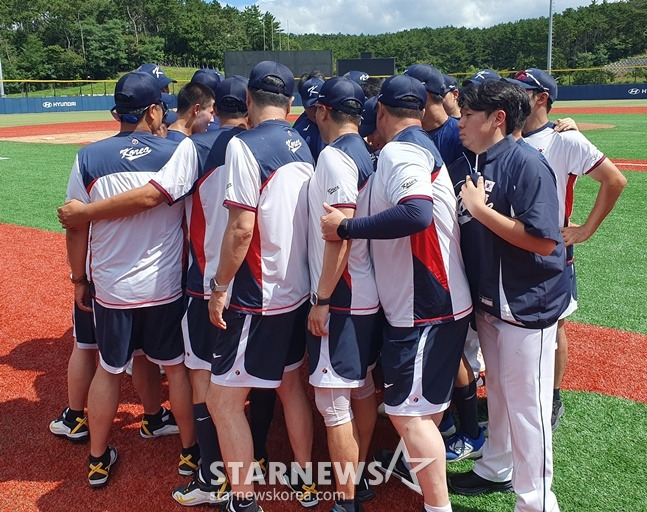 U-18 야구대표팀 선수단이 30일 부산 기장-현대차 드림 볼파크에서 열린 훈련 마지막 날 파이팅을 외치고 있다. /사진=양정웅 기자