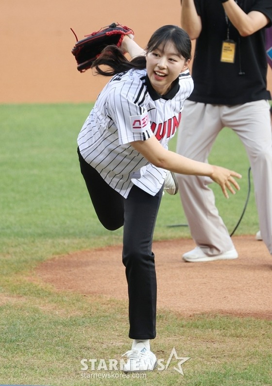 임시현이 8월 20일 잠실 LG-SSG전에서 시구를 하고 있다. /사진=김진경 대기자