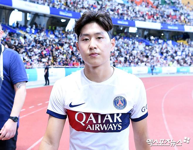 유럽축구연맹(UEFA) 챔피언스리그에서 사상 두 번째 '코리안 더비'가 펼쳐지게 됐다. UEFA는 30일 모나코의 그리말디 포럼에서 2024-2025 UCL '리그 페이즈' 추첨을 진행했는데 뮌헨과 PSG가 뮌헨의 홈구장인 알리안츠 아레나에서 한 차례 격돌하는 것으로 결정됐다. 지난 2011년 9월 맨유 소속 박지성, 바젤 소속 박주호가 조별리그에서 격돌한 뒤 13년 만에 한국 선수들이 챔피언스리그에서 서로를 마주보고 공을 뺏고 빼앗는 그림이 가능하게 됐다. 엑스포츠뉴스DB