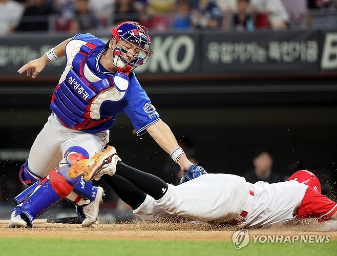 이창진 잡는 강민호 (광주=연합뉴스) 조남수 기자 = 11일 광주기아챔피언스필드에서 열린 프로야구 kt wiz와 KIA 타이거즈의 경기. 삼성 포수 강민호가 5회말 1사 1, 3루에서 KIA 최원준의 1루 땅볼 때 홈으로 파고드는 3루주자 이창진을 태그아웃시키고 있다. 2024.8.11 iso64@yna.co.kr