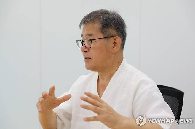 연합뉴스와 인터뷰 중인 불교환경연대 유정길 대표 [촬영 김연수]