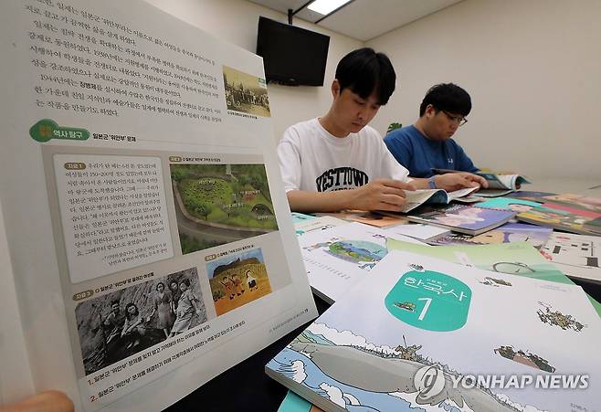 한국학력평가원의 고등학교 한국사 교과서에 나오는 위안부 문제 관련 부분 (세종=연합뉴스) 배재만 기자 = 새 교육과정(2022개정 교육과정) 적용으로 내년부터 학교 현장에서 사용할 새 중학교 역사·고등학교 한국사 교과서의 검정 결과가 공개됐다. 이 중 처음 검정을 통과한 한국학력평가원의 교과서는 보수적 시각으로 현대사를 서술했다는 평가가 나온다. 이 교과서는 일본군 위안부 문제의 경우 주로 참고자료와 연습문제 형태로 제시했다. '일본군 위안부 문제를 잊지 말고 기억해야 하는 이유를 말해보자'라고 연습문제를 넣었고, 위안부 관련 단행본 발췌문과 사진·그림 등을 인용했다.
    본문에서는 단 한 문장으로만 설명했는데 성 착취에 대한 직접적인 표현 없이 '젊은 여성들을 끌고 가 끔찍한 삶을 살게 하였다'라고 에둘러 표현했다. 2024.8.30 scoop@yna.co.kr
