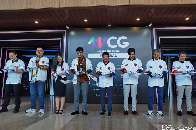 개막식서 진행된 테이프 커팅식.