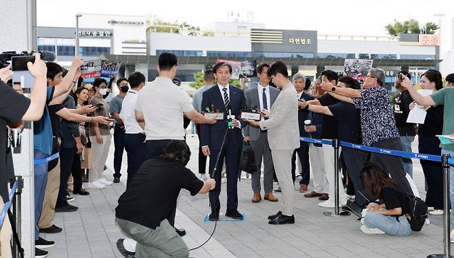 조국혁신당 조국 대표가 31일 오전 참고인 신분으로 검찰 조사를 받기 위해 전주지검 청사로 들어오고 있다.(사진=연합뉴스)