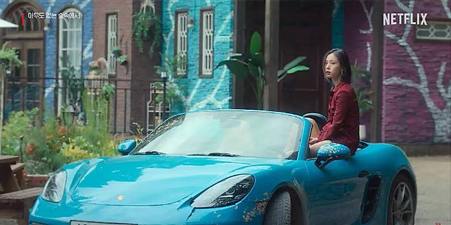 넷플릭스 ‘아무도 없는 숲속에서’에 등장한 배우 고민시와 포르쉐 718 박스터. (사진=넷플릭스 공식 유튜브 캡쳐)