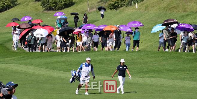 31일 경기도 용인시 처인구 써닝포인트CC에서 열린 ‘제13회 KG 레이디스 오픈’ 2라운드를 찾은 갤러리들이 서연정, 박지영, 박현경 조를 따라 이동하고 있다. 올해로 13회를 맞이한 ‘KG 레이디스 오픈’은 우승자에게 우승 상금 1억4400만원((총상금 8억 원)과 함께 새롭게 출시한 KGM 액티언을 부상으로 전달한다. 이데일리 스타in 방인권 기자