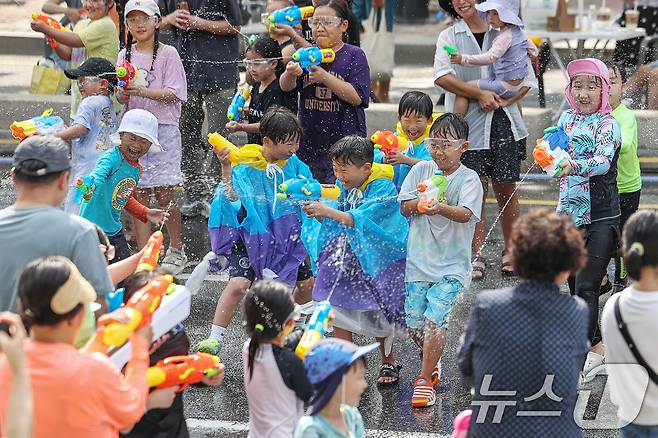 31일 오후 서울 종로구 대학로 일대 도로가 '놀러와, 대학로! 차 없는 거리로' 행사로 인해 차량 통행이 통제돼 어린이들이 물총싸움을 즐기고 있다. 2024.8.31/뉴스1 ⓒ News1 민경석 기자