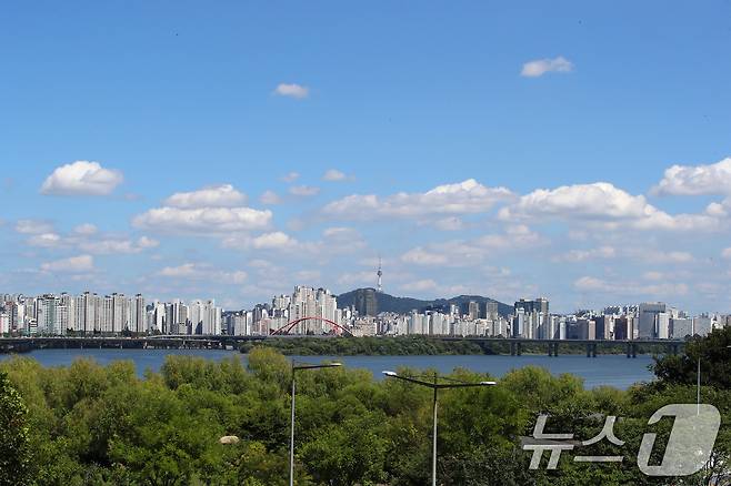 서울 영등포에서 바라본 맑고 푸른하늘이 그림같은 풍경을 연출하고 있다. 2024.8.30/뉴스1 ⓒ News1 박세연 기자