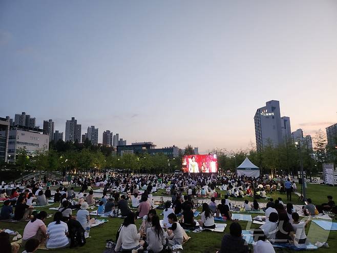 31일 오후 경기도북부청 경기평화광장에서 열린 잔디밭 영화제에 참여해 휴일을 만끽하는 도민들의 모습.