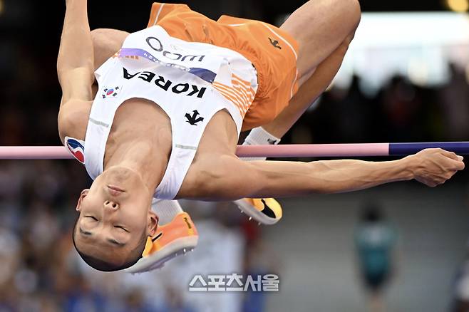 대한민국 육상 높이뛰기 대표 우상혁이 11일(한국 시간) 프랑스 파리 스타드 드 프랑스에서 열린 2024 파리올림픽 육상 남자 높이뛰기 결선에서 2m17을 뛰어넘고 있다. 파리 | 박진업 기자 upandup@sportsseoul.com