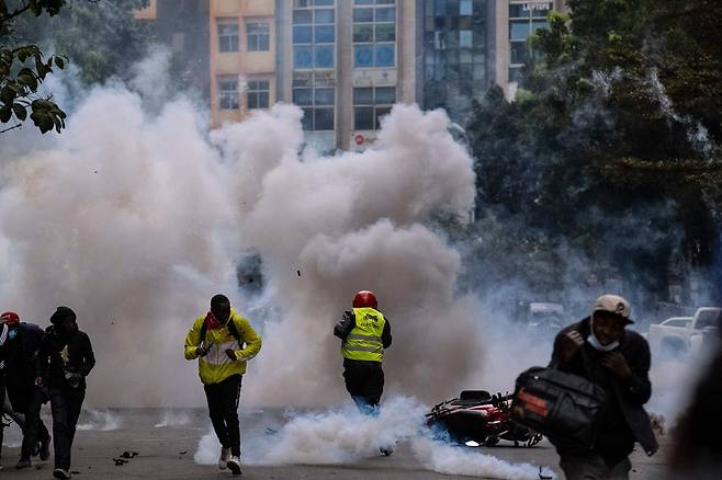 케냐 나이로비에서 정부에 반대하는 시위 중 최루탄이 폭발했다. /AFP