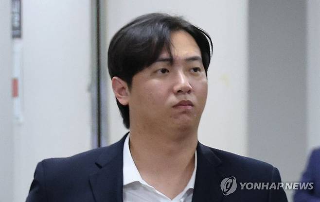 메이저리거 김하성 선수에게 거액을 뜯어낸 혐의를 받는 임혜동 전 야구선수가 지난 7월 4일 구속영장 심사를 받기 위해 서울중앙지법에 출석하고 있다. ⓒ연합뉴스