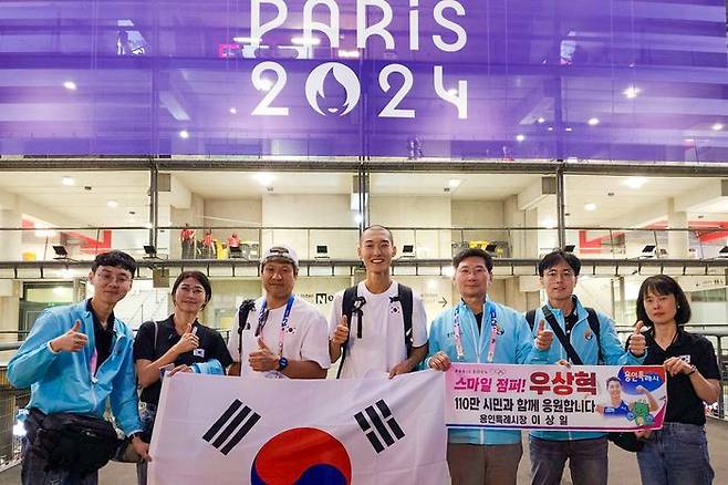 용인특례시 대표단과 파리 올림픽 결승 경기를 마친 우상혁 선수·김도균 감독이 함께 기념촬영을 하고 있다.ⓒ용인시 제공