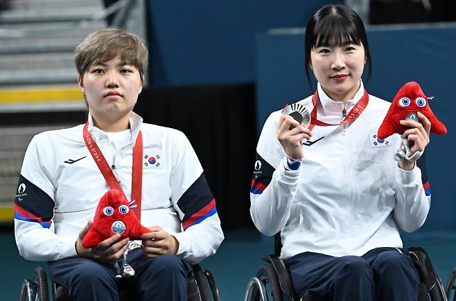 (파리=연합뉴스) 공동취재단 = 서수연(오른쪽)과 윤지유가 31일(한국시간) 프랑스 파리 사우스 파리 아레나 4에서 열린 2024 파리 패럴림픽 탁구 여자 복식에서 은메달을 딴 뒤, 시상식에서 기념 촬영하고 있다.