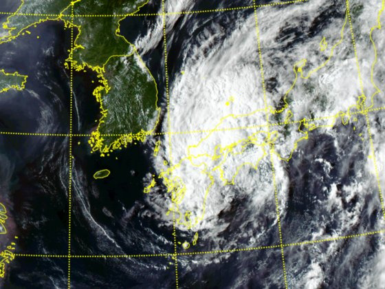 30일 기상청 천리안2A호 위성으로 본 태풍 산산의 모습. 사진 기상청
