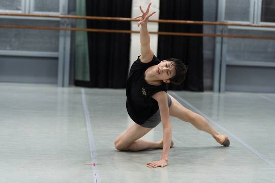 발레리노 전민철과 K-Arts Ballet 단원들의 '피아노 파드되' 연습 장면. [사진 아트앤아티스트]
