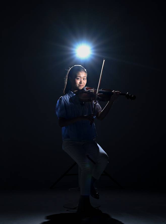 Violinist Kim Seo-hyun poses for photos during an interview with The Korea Herald on April 11. (Im Se-jun/The Korea Herald)