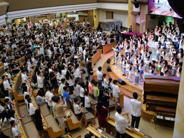 목포사랑의교회 청소년들이 지난 24일 전남 교회 예배당에서 저녁 예배 찬양을 인도하는 모습. 목포사랑의교회 제공