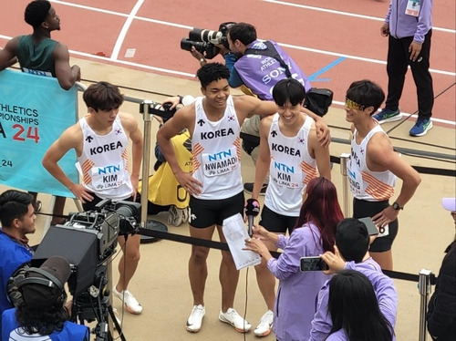 한국 대표팀이 페루 리마에서 31일(한국시간) 열린 2024 세계주니어육상선수권 남자 400ｍ 계주 예선 1조에서 1위를 차지한 뒤 환하게 웃고 있다. 연합뉴스