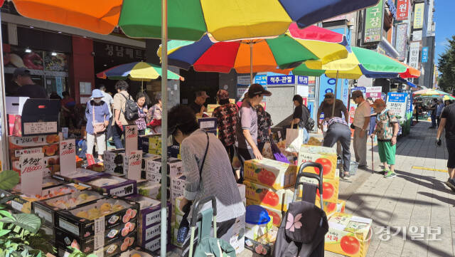 성남 모란시장에 있는 과일가게에서 손님들이 상품을 살펴보고 있다. 이대현기자