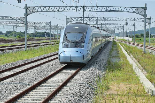 오는 10월 서해선 복선전철과 함께 평택역과 안중역을 잇는 철도가 개통할 예정이다. 사진은 서해선 복선전철과 열차. 평택시 제공