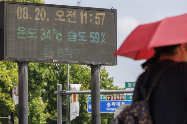 ▲ 불볕더위의 기세가 전혀 꺾이지 않고 있는 8월20일 정오 무렵 서울 송파구 잠실네거리의 전광판에 현재 기온과 습도가 표시돼 있다. ⓒ연합뉴스