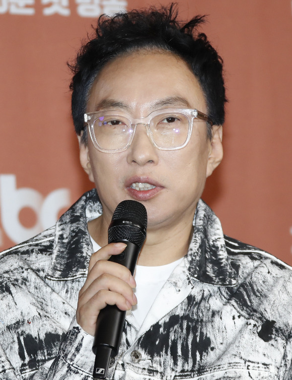 박명수가 본인이 프랑스 백작과 닮았다고 주장했다. 방송인 박명수가 20일 오후 서울 마포구 상암동 스탠포드호텔에서 열린 JTBC 예능프로그램 'My name is 가브리엘' 제작발표회에서 인사말을 하고 있다. 사진은 기사 내용과 직접적인 관련이 없음. /사진=(서울=뉴스1) 권현진 기자