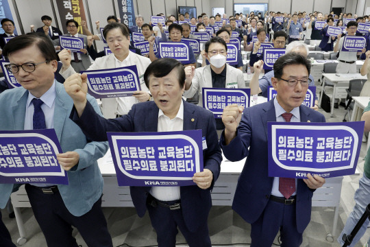 31일 서울 용산구 대한의사협회에서 열린 임시대의원총회에서 참석자들이 의대 정원 증원 저지-필수의료 패키지 대응-간호법 저지를 위한 구호 제창을 하고 있다. 뉴시스