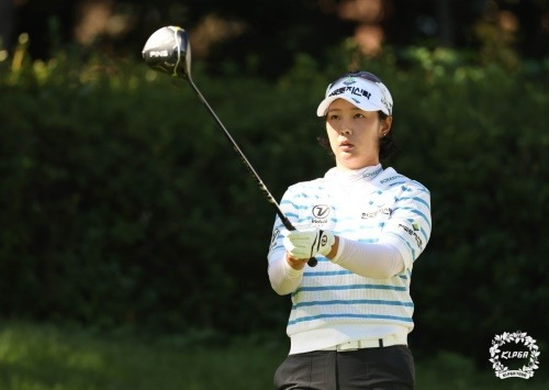 첫날 선두에 올라 2주 연속 우승 기회를 잡은 박지영. [사진=KLPGA]