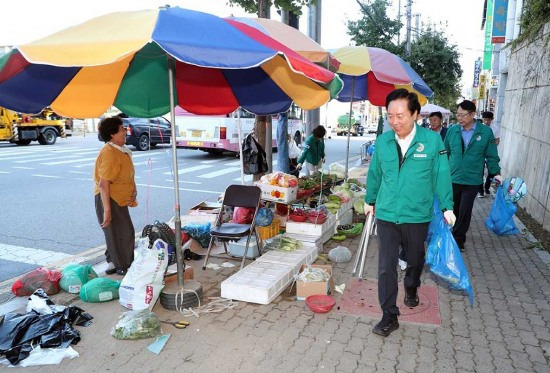 권기창 안동시장이 30일 간부공무원 20여명과 함께  클린시티 현장 추진상황을 점검하고 환경정비 활동을 실시했다.(안동시 제공)