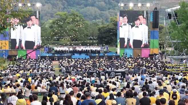 31일 오후 경남 김해시 진영읍 봉하마을 생태문화공원에서 열린 봉하음악회에서 시민들이 공연을 관람하고 있다. [연합]