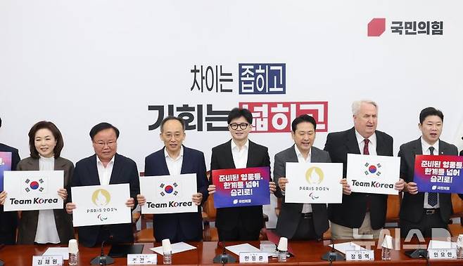 [서울=뉴시스] 조성봉 기자 = 한동훈 국민의힘 대표와 추경호 원내대표를 비롯한 최고위원들이 29일 오전 서울 여의도 국회에서 열린 최고위원회의에서 파리 패럴림픽 선수들을 응원하는 퍼포먼스를 하고 있다.2024.08.29. suncho21@newsis.com