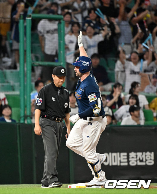 [OSEN=인천, 이대선 기자] 31일 오후 인천 SSG랜더스필드에서 ‘2024 신한 SOL Bank KBO리그’ SSG 랜더스와 NC 다이노스의 경기가 열렸다.SSG은 드류 앤더슨, NC는 신민혁을 선발로 내세웠다.5회초 1사 1,2루에서 NC 데이비슨이 중월 스리런 홈런을 치고 환호하고 있다. 2024.08.31 /sunday@osen.co.kr