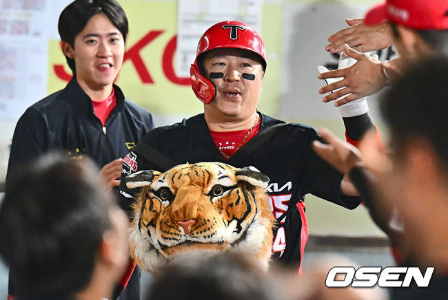 [OSEN=대구, 이석우 기자] 31일 대구삼성라이온즈파크에서 2024 신한 SOL 뱅크 KBO 리그 삼성 라이온즈와 KIA 타이거즈의 경기가 열렸다. 홈팀 삼성은 백정현이 방문팀 KIA는 황동하가 선발 출전했다. KIA 타이거즈 최형우가 6회초 좌월 솔로 홈런을 치고 하이파이브를 하고 있다. 2024.08.31 / foto0307@osen.co.kr