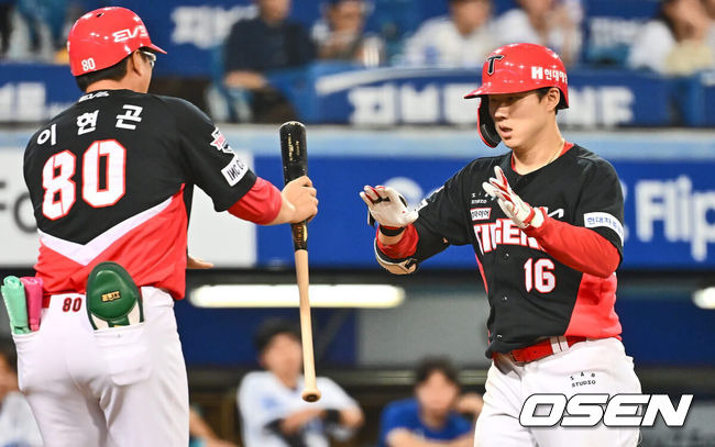 [OSEN=대구, 이석우 기자] 31일 대구삼성라이온즈파크에서 2024 신한 SOL 뱅크 KBO 리그 삼성 라이온즈와 KIA 타이거즈의 경기가 열렸다. 홈팀 삼성은 백정현이 방문팀 KIA는 황동하가 선발 출전했다. KIA 타이거즈 최원준이 5회초 우중간 솔로 홈런을 치고 하이파이브를 하고 있다. 2024.08.31 / foto0307@osen.co.kr