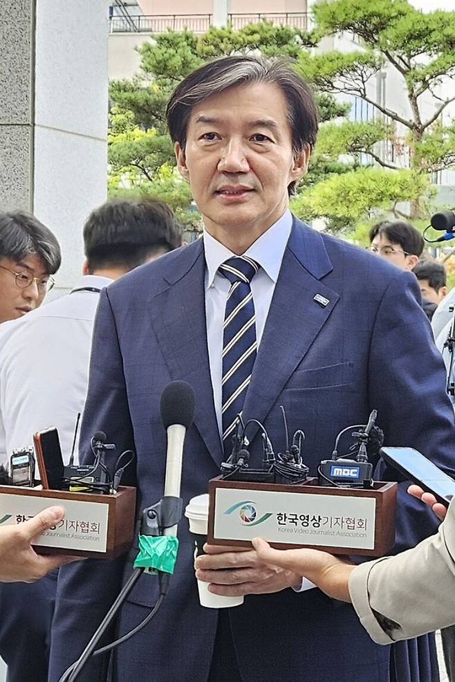 31일 오전 전주지검에 참고인 신분으로 출석한 조국 조국혁신당 대표가 취재진에게 입장을 밝히고 있다. 전주=김동욱 기자